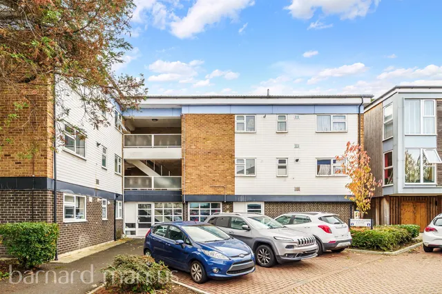 Teddington Close, Epsom, photo 1
