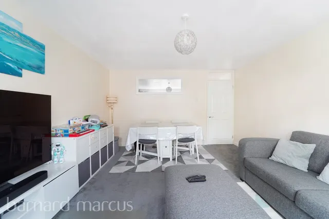 Photo 3 — Teddington Close, Epsom