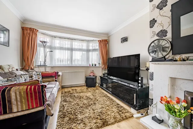 Photo 2 — Kenilworth Crescent, Enfield