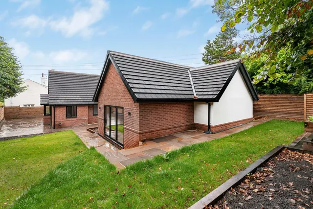 Leigh Road, Worsley, M28, photo 1
