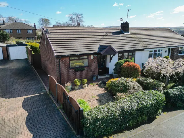 Birch Hill Crescent, Rochdale OL12 9QF, photo 1