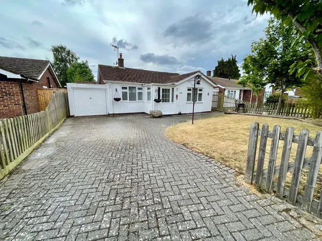 Carrington Avenue, Flackwell Heath HP10 9AL, photo 1