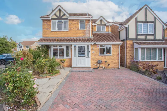 3 bedroom house — Knight Close, Pewsham, Chippenham
