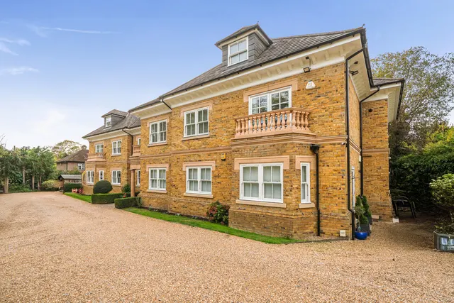 Ducks Hill Road, Northwood, HA6, photo 1