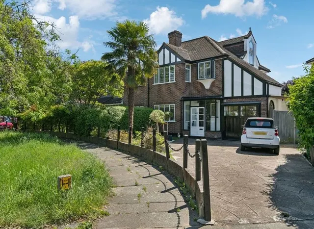Wellesley Crescent, Strawberry Hill, TW2, photo 1