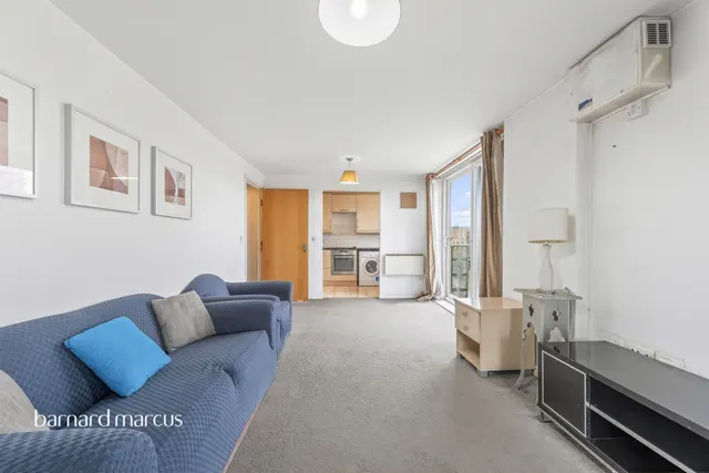 Bedfont Lane, Feltham, TW13, photo 2