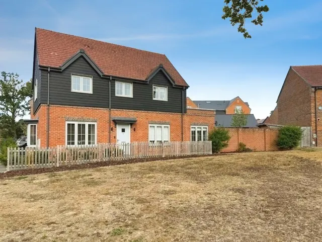 Ridges Rise, Deepcut, Camberley, Surrey, GU16 6FT, photo 1