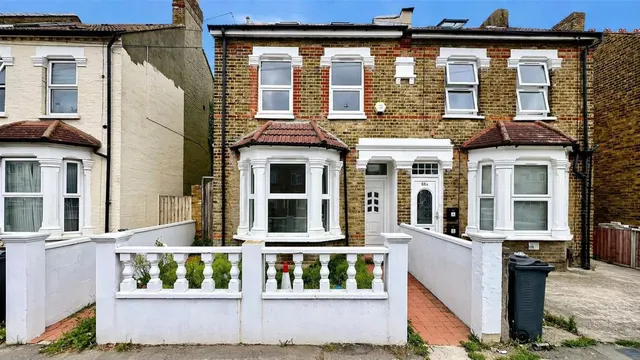 Semi-Detached For SaleCromwell Road, Hounslow, TW3, photo 1