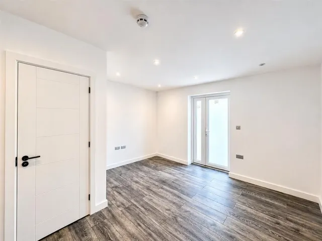 Semi-Detached Sold Subject to ContractCromwell Road, Hounslow, TW3, photo 3
