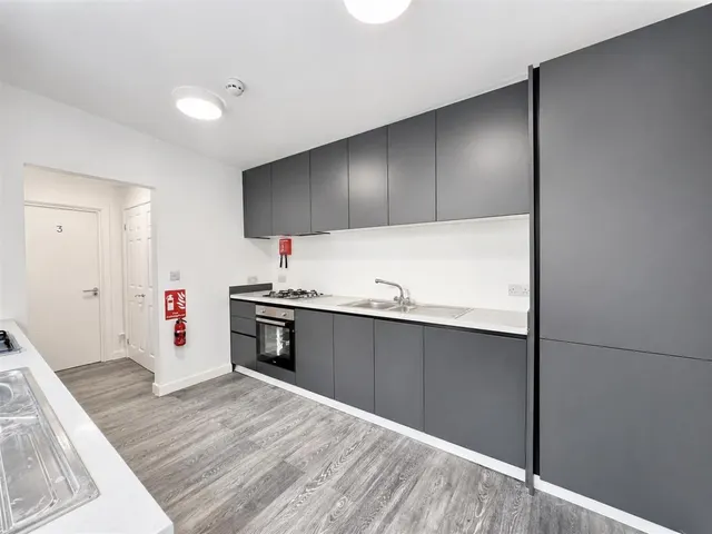 Semi-Detached Sold Subject to ContractCromwell Road, Hounslow, TW3, photo 2