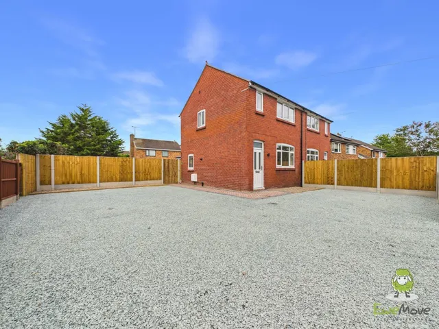 Sunny View Holt Road, Cross Lanes, LL13, photo 1