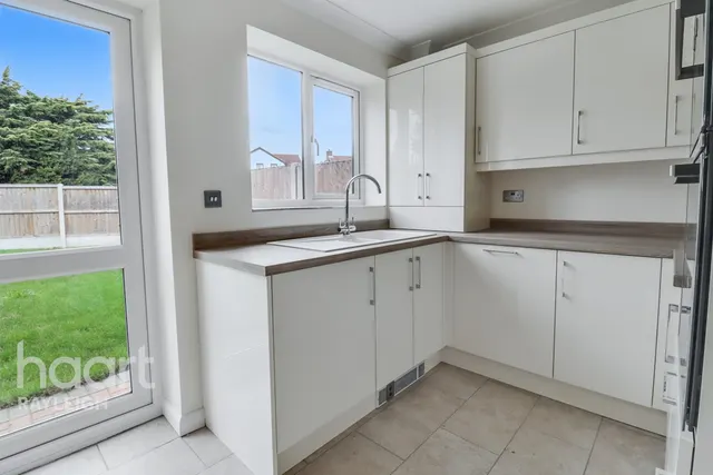 Fairview Crescent, Rayleigh, SS6, photo 3