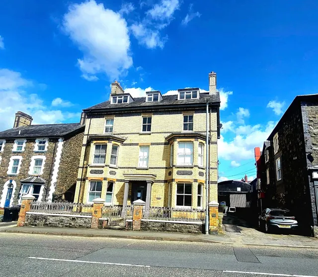 Temple Street, Llandrindod Wells, Powys, LD1 5HF, photo 1