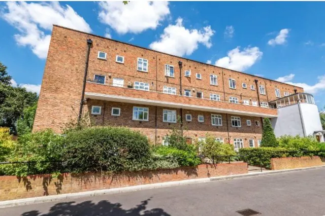 Stroud Crescent, London, photo 1