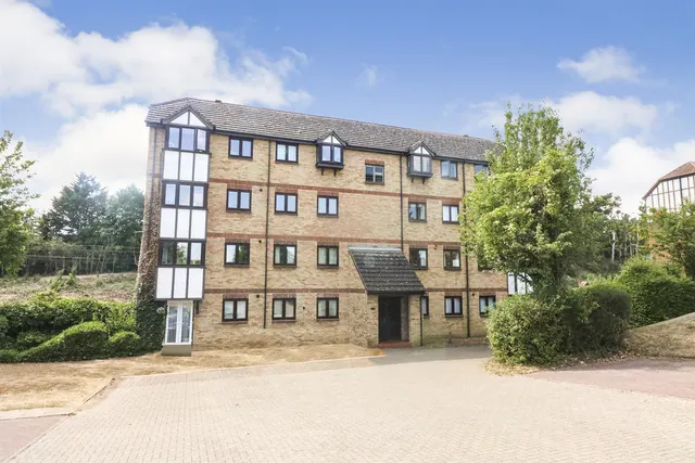 Photo 2 — Kerr Close, Knebworth, SG3