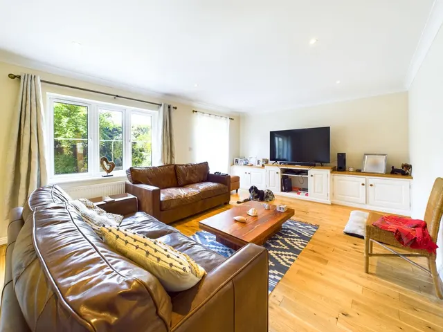 The Maltings Liphook Road, Whitehill, GU35, photo 3