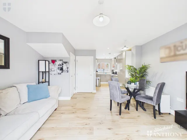 Honeysuckle Place, Weston Turville, HP22, photo 2