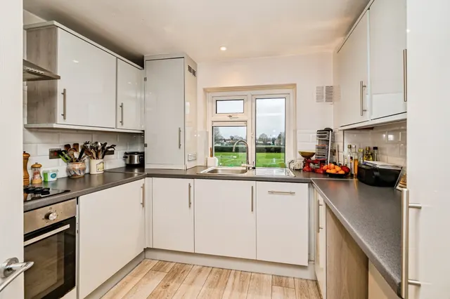 Derwent Drive, Slough, photo 1