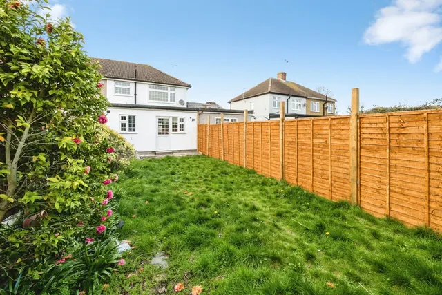 Photo 2 — Eyhurst Avenue, Hornchurch, RM12