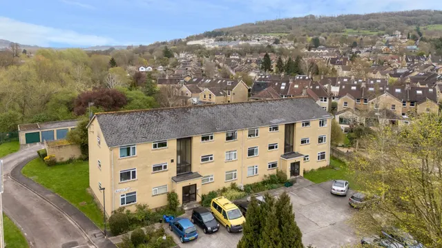 3 bedroom flat, Forester Avenue, Bath, BA2