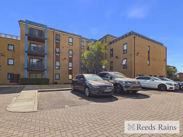 Rainham Road South, Dagenham, RM10, photo 1