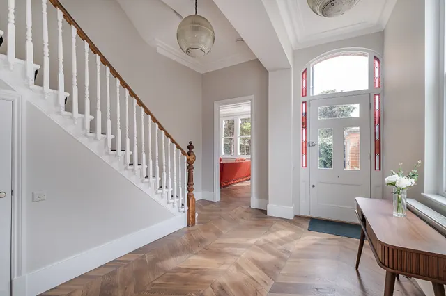 Clapham Common North Side, London, SW4, photo 1