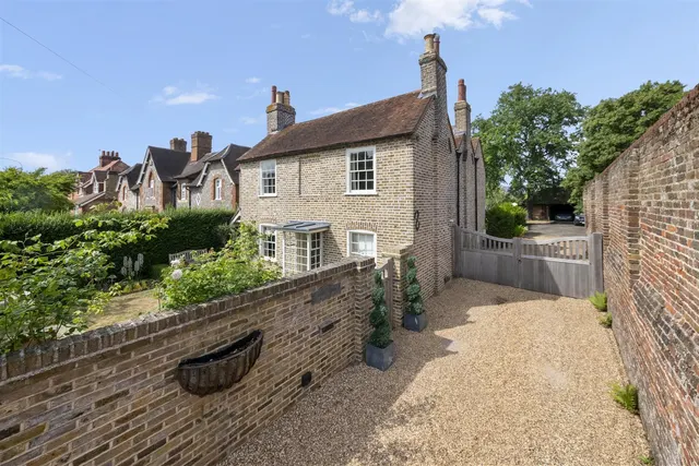 Swakeleys Road, Ickenham, photo 1