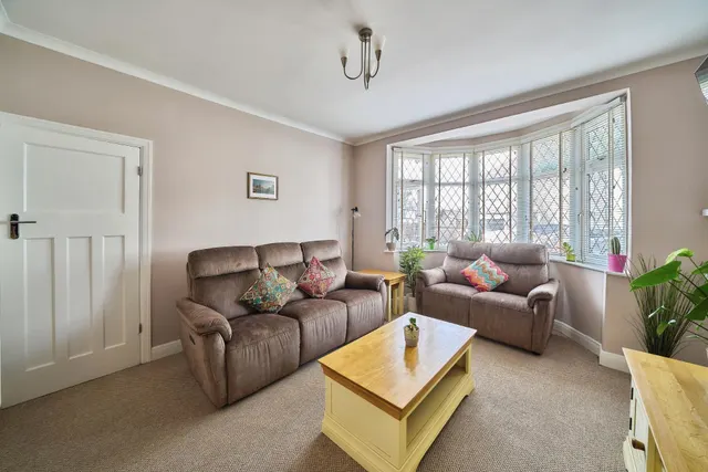 Clinton Crescent, Ilford, IG6, photo 2