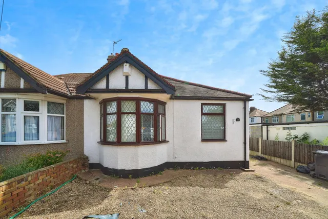 Clinton Crescent, Ilford, IG6, photo 3
