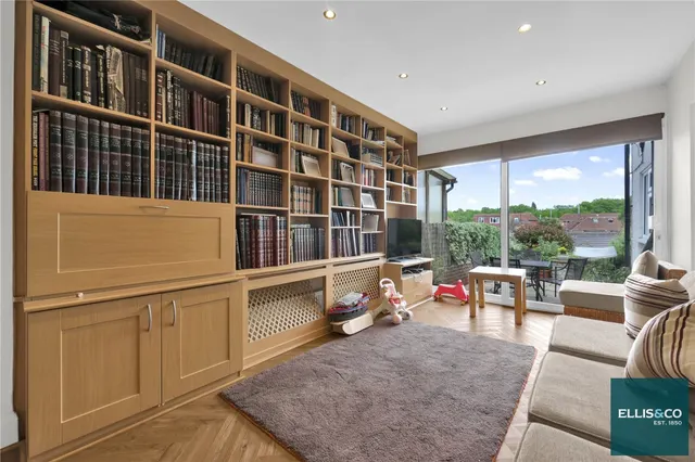 Tenterden Drive, Hendon, NW4, photo 1