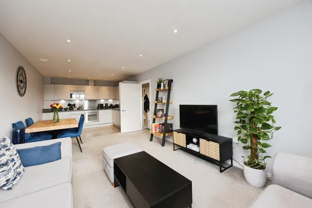 St. Albans Road, Watford, photo 1