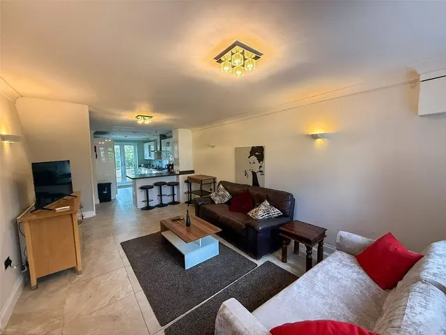 Langham Place, Egham, TW20, photo 2