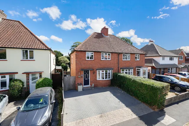 Silverlea Gardens, Horley, RH6, photo 3