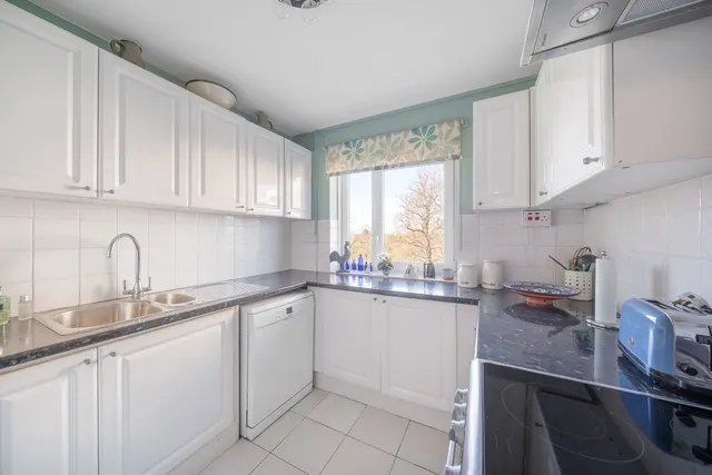 Photo 2 — Fitzhugh Grove, Wandsworth, SW18