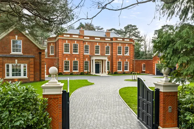 6 bedroom house — St George's Hill, Weybridge, Surrey