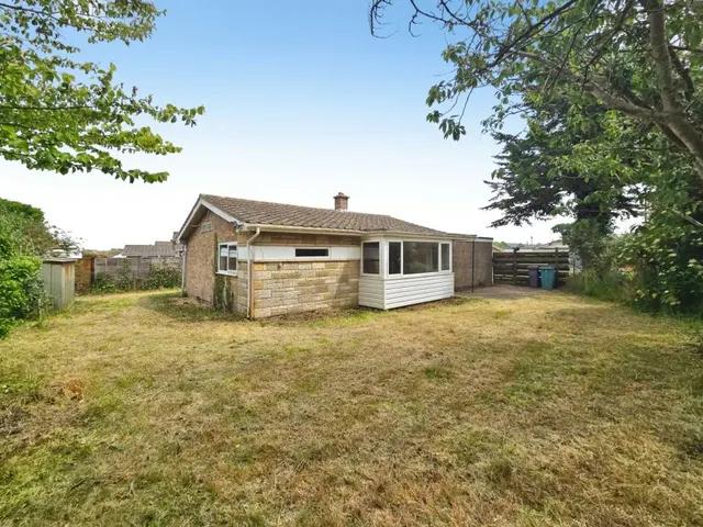 Redlake Road, Freshwater, PO40, photo 1