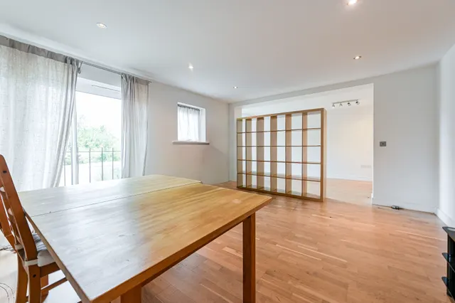 Photo 2 — Flat 1, 19 Highfield Close, London