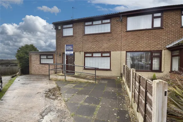 Elmwood Drive, Royton, OL2, photo 1