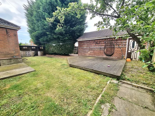Croxton Close, Sale, photo 2