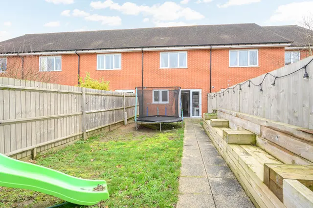 Longden Avenue, Row Town KT15 1EB, photo 1