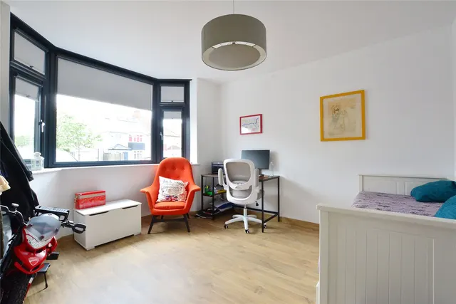 4 bedroom house — Merriman Road, London, SE3
