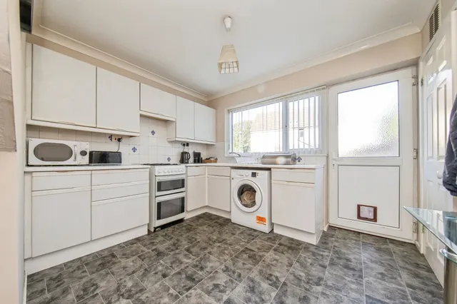 Cleveland Close, Highwoods, CO4, photo 3