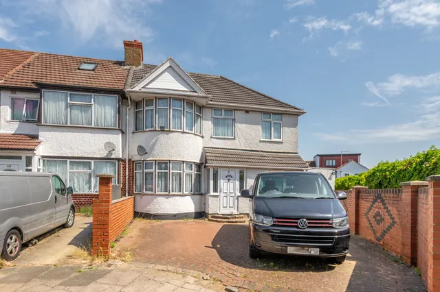 51 Woodside Close, Wembley, photo 1