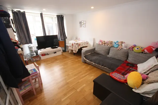 Eastcote Lane, Northolt, UB5, photo 2