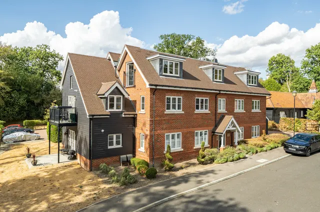Bryan Gardens, Binfield, Bracknell, Berkshire, RG42 4JQ, photo 1