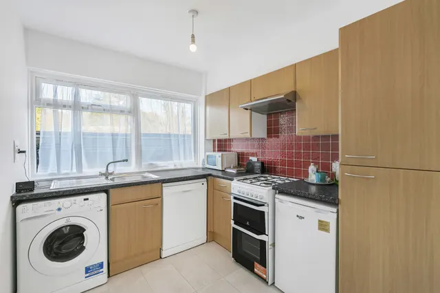 Photo 2 — Chatsworth Road, East Croydon