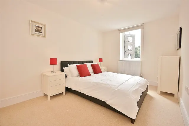 Chiswick High Road, London, W4, photo 3