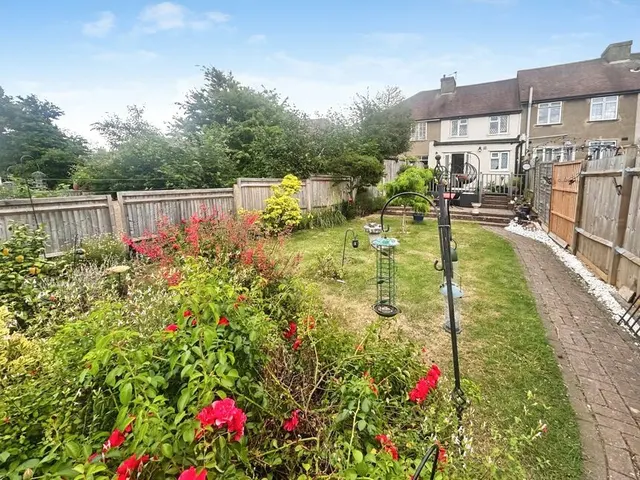 Ashby Avenue, Chessington, KT9, photo 1