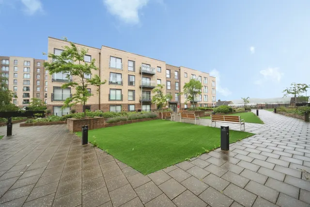 Stirling Drive, Luton, LU2, photo 1