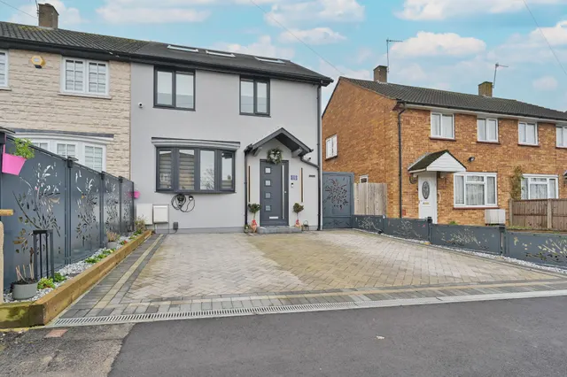 Photo 2 — 18 Pentland Road, Bushey